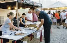  ?? - Crédits : CM ?? Les bénévoles s’activent à la restaurati­on...