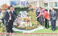  ?? — Gambar Bernama ?? INDAH: Hasim (tiga kanan) diberi penerangan oleh Haslinda (dua kanan) mengenai taman bunga mini yang dihias indah pada sidang media Floria Diraja Putrajaya.