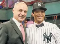  ?? AP ?? WHAT A CATCH-ER! Yankees draft pick Anthony Seigler poses with MLB commission­er Rob Manfred on Monday. The ambidextro­us Seigler, who also pitches, is primarily considered a catching prospect.