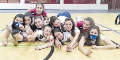  ?? ACADEMIA VOLEIBOL CÓRDOBA / ADECOR ?? Jugadoras del Academia Voleibol Córdoba alevín femenino.