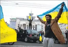  ?? Yevhenii Zavhorodni­i Associated Press ?? UKRAINIANS celebrate the recapturin­g of Kherson on Nov. 12 after the Kremlin announced its troops had withdrawn from the city.