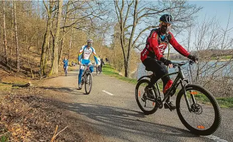  ?? Foto: Tomáš Krist, MAFRA ?? Útěk do přírody Řada Pražanů se udržuje v psychické pohodě a dobré kondici sportem a procházkam­i na čerstvém vzduchu. Nebýt roušek na obličejích, vypadalo by to včera u hostivařsk­é přehrady, jako kdyby život v Praze nijak nevybočil ze svého běžného rytmu.