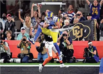  ?? ASSOCIATED PRESS ?? Rams wide receiver Cooper Kupp pulls in the winning touchdown catch in front of Bengals cornerback Eli Apple late in the fourth quarter.