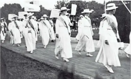  ?? TENNESSEE STATE MUSEUM ?? Women march for the right to vote in this Nashville, Tenn., parade in 1915.