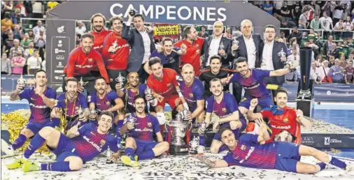  ??  ?? PENTACAMPE­ONES. El Barça celebra la Copa del Rey. Los jugadores estallaron con el gol de Aicardo en la prórroga. La ‘marea amarilla’ del Jaén volvió a apoyar a su equipo en masa.