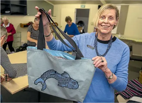  ?? MURRAY WILSON/STUFF ?? Shop manager Joy Mcdonald with one of the reusable bags.