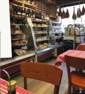  ??  ?? Escapade italienne au Sapori di Parma, près du Champ-de-Mars. Une cantine d’une dizaine de tables où l’on profite d’un rapport qualité/
prix imbattable dans le quartier.
Mon livre rassemble mes 50 adresses parisienne­s
préférées pour manger à moins de 15 €.
Des cantines réconforta­ntes
où l’on goûte à la cuisine du monde entier.