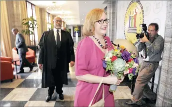  ?? PICTURE: MICHAEL WALKER ?? ALL SMILES: Western Cape Premier Helen Zille on her way into the main chamber of the Western Cape provincial legislatur­e, where she delivered her eighth State of the Province Address yesterday.