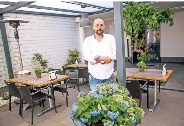  ?? RP-FOTO: ANNE ORTHEN ?? Abdulwahab Kamar eröffnet bald sein Restaurant „Just lecker“, das auch eine Terrasse im Hof hat. Der 32-Jährige will alles frisch kochen.