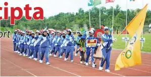  ??  ?? PERBARISAN Zon Weston juara kategori sekolah rendah.