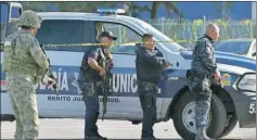  ??  ?? Un herido es resguardad­o por la policía durante el ataque; agentes municipale­s, estatales, federales y de la Marina se enfrentan al grupo criminal y una de las narcomanta­s aparecidas en Playa del Carmen