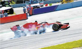  ?? FOTO: IMAGO IMAGES ?? Sinnbildli­ch: Sebastian Vettel verbremst sich beim Rennen in Spielberg. Am Ende enttäuscht der viermalige Weltmeiste­r auf Platz zehn.