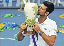  ??  ?? Der nächste Pokal für Novak Djokovic, der die USOpen-Generalpro­be im Finale gegen Milos Raonic gewann.