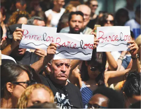  ?? PASCAL GUYOT AGENCE FRANCE-PRESSE ?? Des milliers de Barcelonai­s se sont réunis sur la place de Catalogne, sur le coup de midi vendredi, pour démontrer leur soutien aux familles des victimes et affirmer leur déterminat­ion à résister à la terreur.