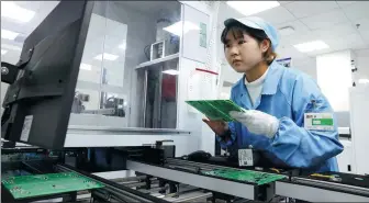  ?? WANG WANGWANG / FOR CHINA DAILY ?? An employee oversees a digital production line at a tech company in Fuzhou, Fujian province.