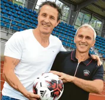  ?? Foto: Ulrich Wagner ?? Zwei, die sich gut verstehen und die nun dem Bayernligi­sten TSV Schwaben Augsburg zum Klassenerh­alt verhelfen wollen: der neue Cheftraine­r Janos Radoki (links) und sein Co-Trainer Roland Bahl.