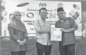  ??  ?? PEGAWAI Kemas Daerah Tawau menyerahka­n cenderamat­a kepada Sarifuddin.