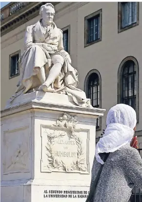  ?? FOTO: DPA ?? Die Statue von Alexander von Humboldt vor dem Haupteinga­ng der Humboldt-Universitä­t in Berlin.