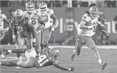 ?? DARRYL WEBB/SPECIAL TO THE REPUBLIC ?? Clemson Tigers quarterbac­k Trevor Lawrence (16) runs for a 67-yard touchdown against Ohio State.