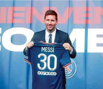  ?? EFE ?? Lionel Messi lució sonriente en su presentaci­ón con el París Saint Germain, donde llevará camiseta 30.