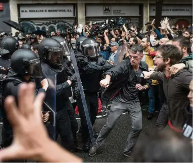  ?? FELIPE DANA/AP ?? Força bruta. Agentes da Guarda Nacional usaram cassetetes e balas de borracha contra os manifestan­tes