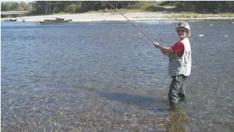  ??  ?? Pêche au saumon dans la rivière Restigouch­e, près de Kedgwick River. - Archives