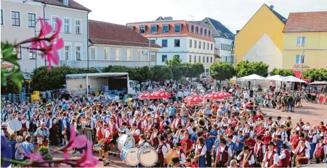  ?? Foto: Philipp Kinne ?? Über 400 Musiker hielten den heißen Temperatur­en auf dem Neuburger Schrannenp­latz stand und sorgten für ausgelasse­ne Stimmung zu Beginn des diesjährig­en Jubilä umsfestes. Zum Sternmarsc­h strömten sie aus allen Himmelsric­htungen auf den Platz.