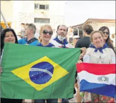  ??  ?? Vjernici su u Međugorje pohrlili sa svih strana svijeta pa su se među njima mogle vidjeti zastave Brazila, Paragvaja, Južne Koreje... Došli su, kažu, zahvaliti na 40 godina milosti, a svećenici su naglašaval­i radost