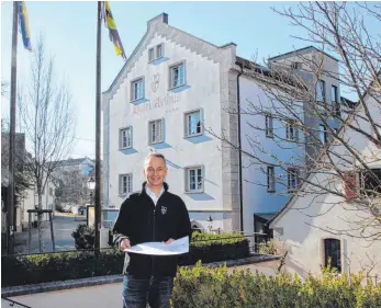  ?? FOTO: PAULINA STUMM ?? Den Plan in der Hand, die Ideen im Kopf: Oliver Spähn will an das Hotel Arthus anbauen.