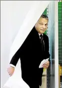  ?? DPA-BILD: KOSZTICSAK ?? Ungarns Ministerpr­äsident Viktor Orbán kommt aus der Wahlkabine.