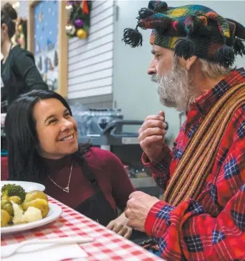  ?? PHOTO AGENCE QMI, JOËL LEMAY ?? La mairesse de Montréal, Valérie Plante, a servi un repas chaud à Mario, un sans-abri, hier, lors du traditionn­el Dîner des rois de l’Accueil Bonneau.