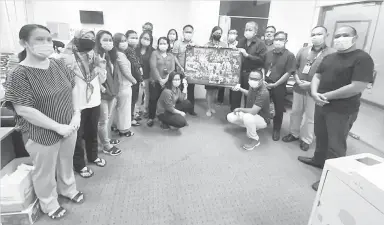  ??  ?? UNTUK KENANGAN: Wartawan Utusan Borneo dan The Borneo Post di pejabat Kuching bersama Saibi pada majlis perpisahan ringkas semalam.