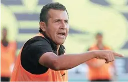  ?? FOTO: EL HERALDO ?? Nerlyn Membreño, asistente técnico de Marathón, recriminó al árbitro Saíd Martínez y esto le generó un fuerte castigo.