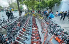  ?? XINHUA ?? Riders in Kunming, Yunnan province, park shared bikes in April 2017.