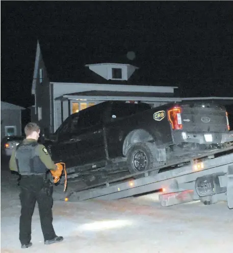  ?? PHOTO AGENCE QMI, YVES CHARLEBOIS ?? Le véhicule a été remorqué par les policiers en fin de soirée hier afin d’être analysé par les enquêteurs.