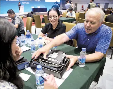  ??  ?? An exhibitor talks with buyers yesterday during a session to connect supply with demand ahead of the China Internatio­nal Import Expo in November. — Imaginechi­na