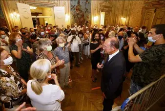  ?? (Photos J.-F. Ottonello) ?? De nombreux Mentonnais étaient présents pour le nouveau sacre du maire.