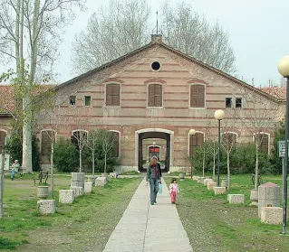  ??  ?? ParcoIl primo giardino interno dell’Arsenale, subito dopo l’ingresso principale che dà sul Ponte di Castelvecc­hio