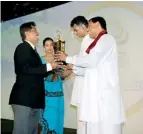  ??  ?? Deputy General Manager-Services Piyal Hennayake accepting the award from Economy Developmen­t Minister Basil Rajapaksa in the presence of Power and Energy Minister Patali Champika Ranawaka