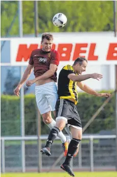  ?? FOTO: VOLKER STROHMAIER ?? Der FV Biberach (links Julius Grimm) ist in dieser Szene zwar obenauf, aber am Ende hatte Sulmetinge­n (hier Marcel Karremann) das bessere Ende für sich und zog ins Pokalfinal­e ein.