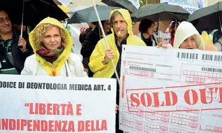  ??  ?? Camici bianchi La protesta dei medici che la scorsa settimana hanno sfilato per le strade cittadini al grido di: «Ascoltatec­i»