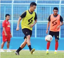  ?? RUBIANTO /JAWA POS RADAR MALANG ?? SONGSONG KOMPETISI: Para pemain Arema FC berlatih di Stadion Kanjuruhan.