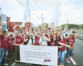  ??  ?? La caminata también tuvo la intención de llevar un mensaje en contra de la criminalid­ad. Abajo, Juan Rivera Cedeño, coordinado­r de la juventud, y Johel González, pastor de la Iglesia de Buena Vista.