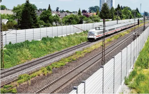  ?? Foto: Silvio Wyszengrad ?? Im Stadtteil Bärenkelle­r wurden die neuen Lärmschutz­wände zum Teil bereits errichtet, in den kommenden Jahren sind Oberhausen und der Bereich rund um den Hauptbahn hof dran.