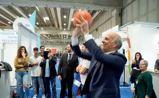  ??  ?? Sorrisi e scintille Il ministro all’Istruzione, il leghista Marco Bussetti, mentre gioca a basket aJob &amp; Orienta