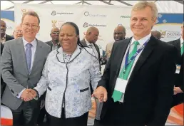  ?? Picture: LULAMILE FENI @ Daily Dispatch ?? NEW: At the official launch of the hydrogen fuel cell technology at Mvuzo Junior Secondary, were from left, Anglo American head of marketing and sales for precious metals Andrew Hinkly, Science and Technology Minister Naledi Pandor and Air products...