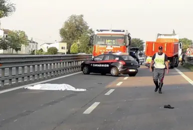  ??  ?? Sulla Transpoles­ana La polizia impegnata nei rilievi seguiti all’incidente mortale avvenuto ieri