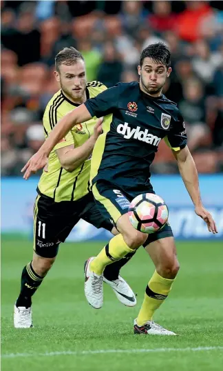  ?? GETTY IMAGES ?? Central Coast Mariners’ Harry Ashcroft and Wellington Phoenix’s Hamish Watson only have eyes for the ball during their A-League match in Hamilton last night.