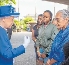  ?? FOTO: DPA ?? Königin Elizabeth II. trifft Überlebend­e, die vom Feuer im Grenfell Tower betroffen waren.
