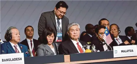  ?? [FOTO BERNAMA] ?? Ahmad Zahid dan Anifah pada Sidang Kemuncak D-8, di Istanbul, semalam.